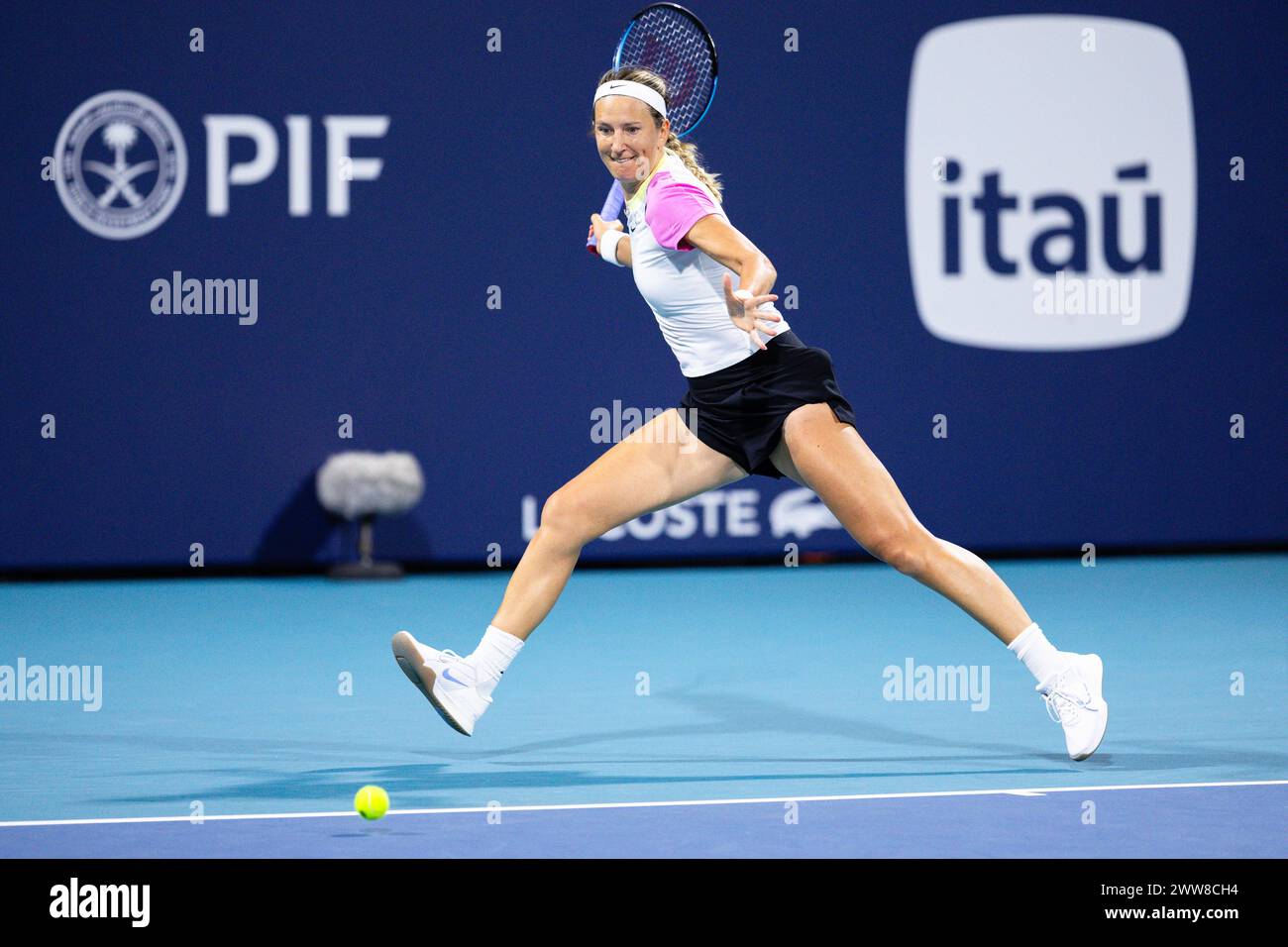 MIAMI GARDENS, FLORIDE - 21 MARS : Victoria Azarenka en action contre Peyton Stearns des États-Unis dans la deuxième ronde le jour 6 de l'Open de Miami présenté par Itau au Hard Rock Stadium le 21 mars 2024 à Miami Gardens. (Photo de Mauricio Paiz) Banque D'Images