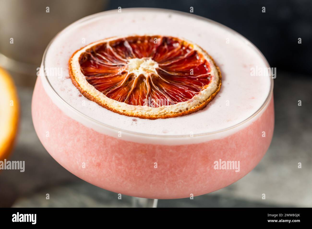 Cocktail buzy Foamy Blood Orange Sour avec Gin Banque D'Images