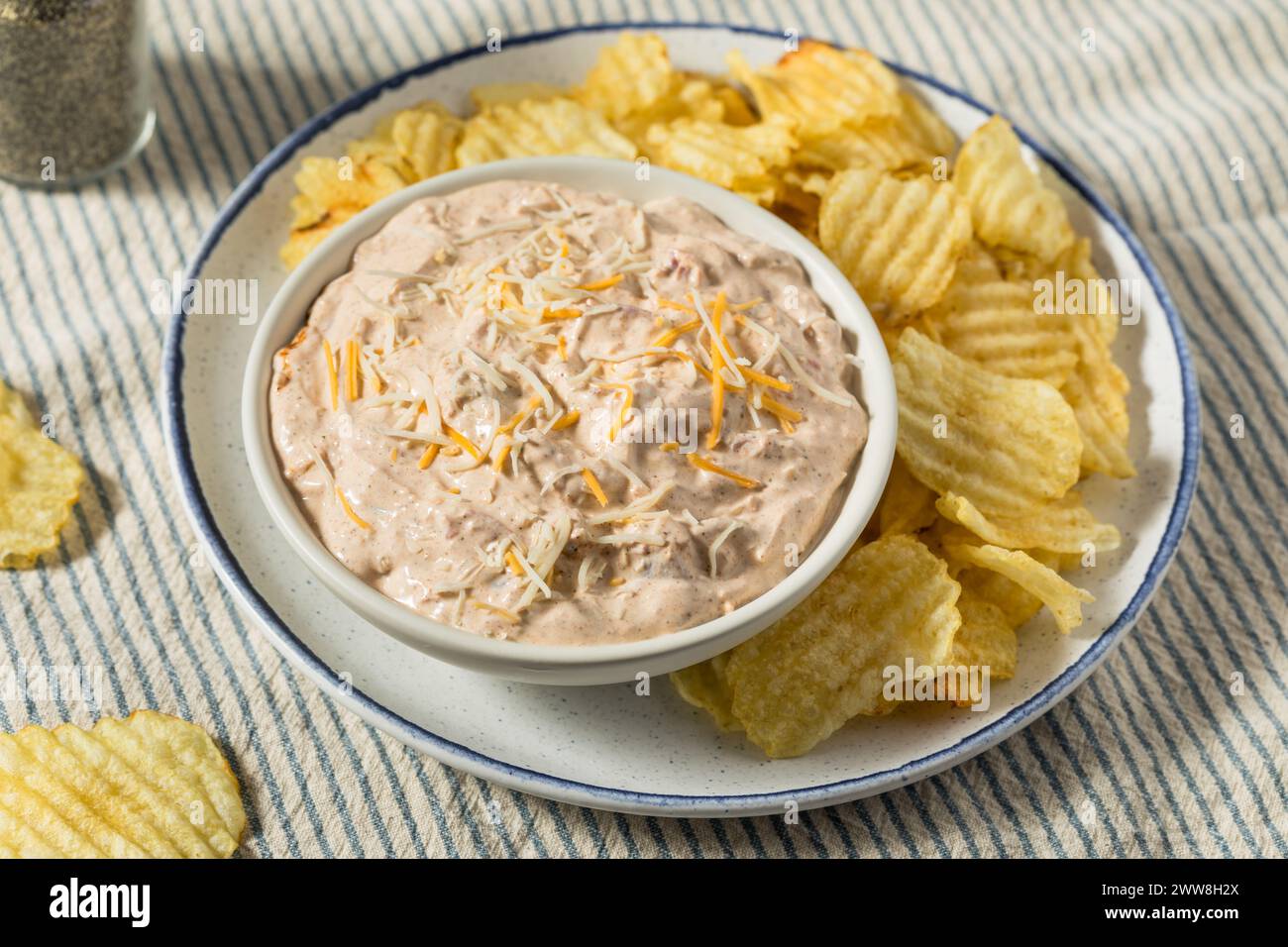 Hors-d'œuvre maison pour une trempette de bateau à tacos avec chips de pommes de terre Banque D'Images