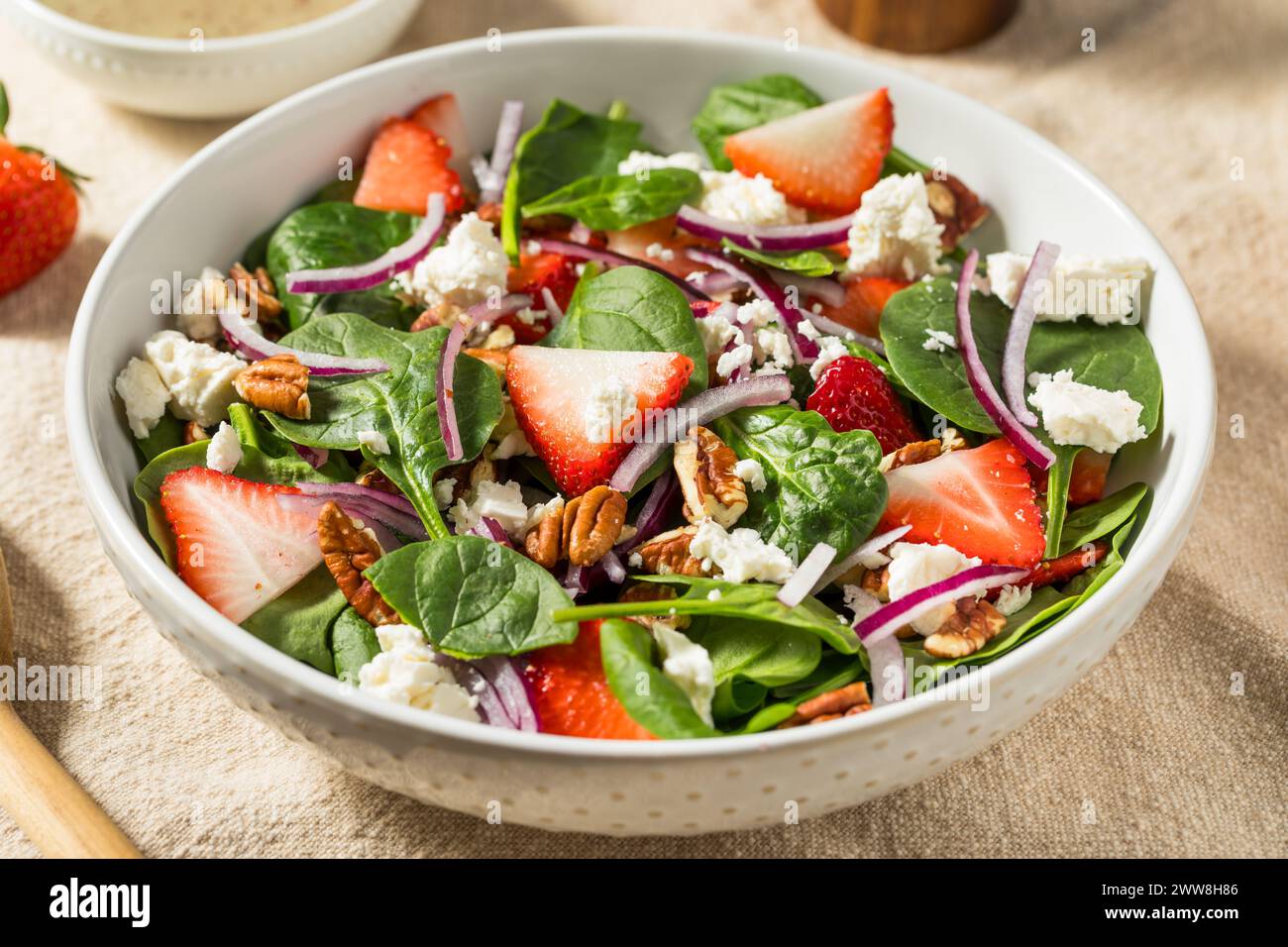 Salade saine d'épinards feta fraise maison avec vinaigrette aux graines de pavot Banque D'Images