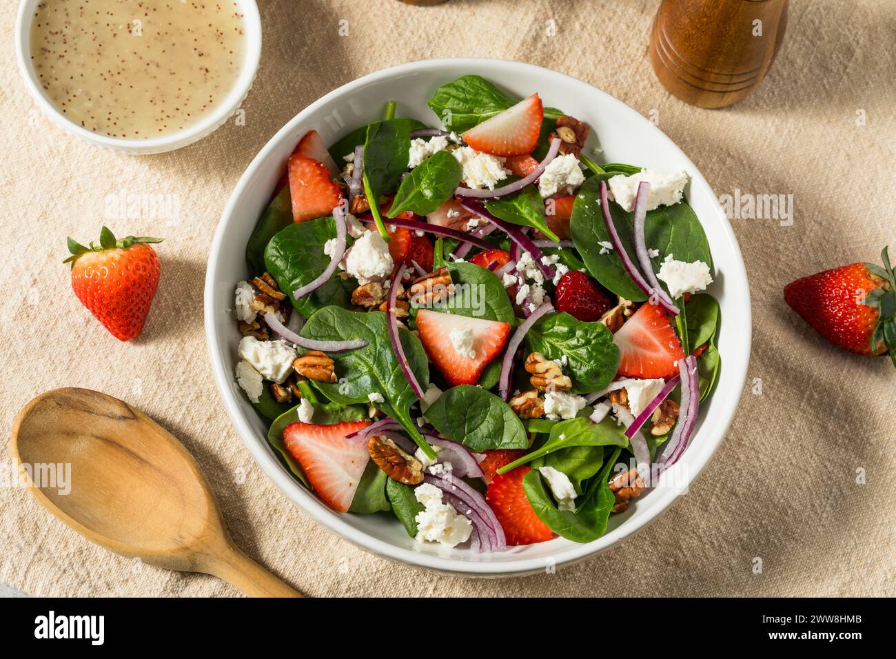 Salade saine d'épinards feta fraise maison avec vinaigrette aux graines de pavot Banque D'Images