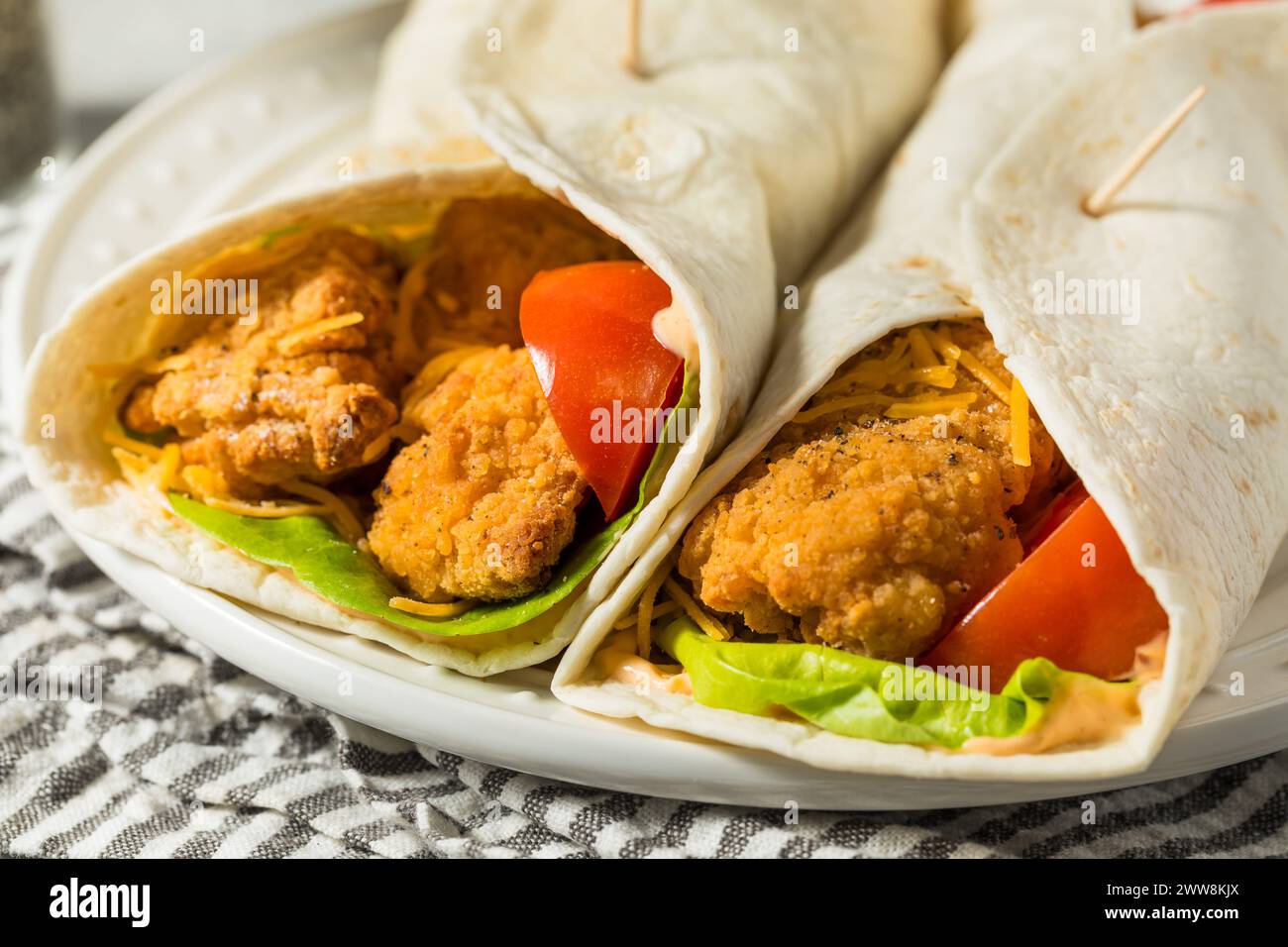 Enveloppement au poulet frit maison sain avec tomate et laitue Banque D'Images