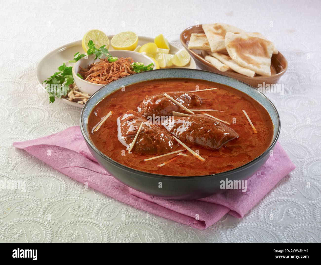 Spécial Nihari, est un plat spécial des peuples pakistanais et indiens. Il est préparé par viande de mouton ou de boeuf en utilisant de la viande désossée de jarret. Banque D'Images