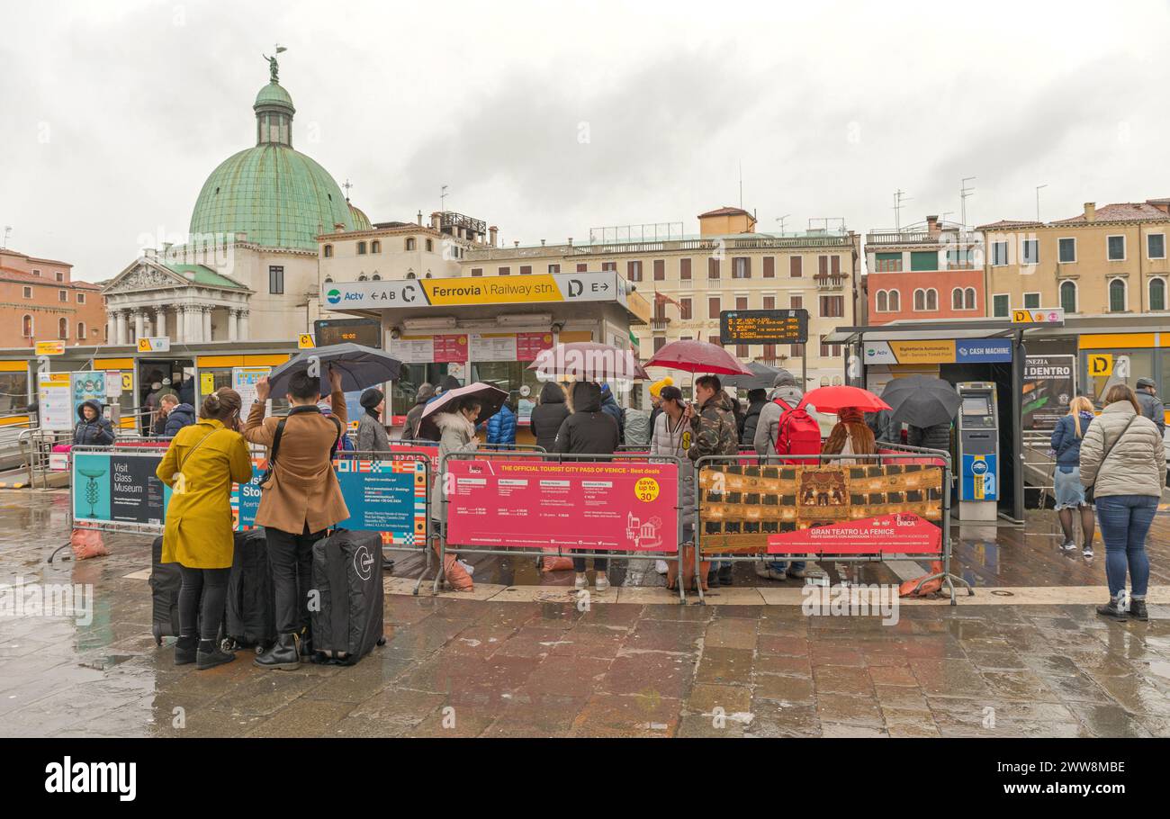 Venise, Italie - 3 février 2018 : de nombreux touristes attendent leurs billets devant la gare des transports publics Ferrovia lors de la journée de l'hiver pluvieux. Banque D'Images