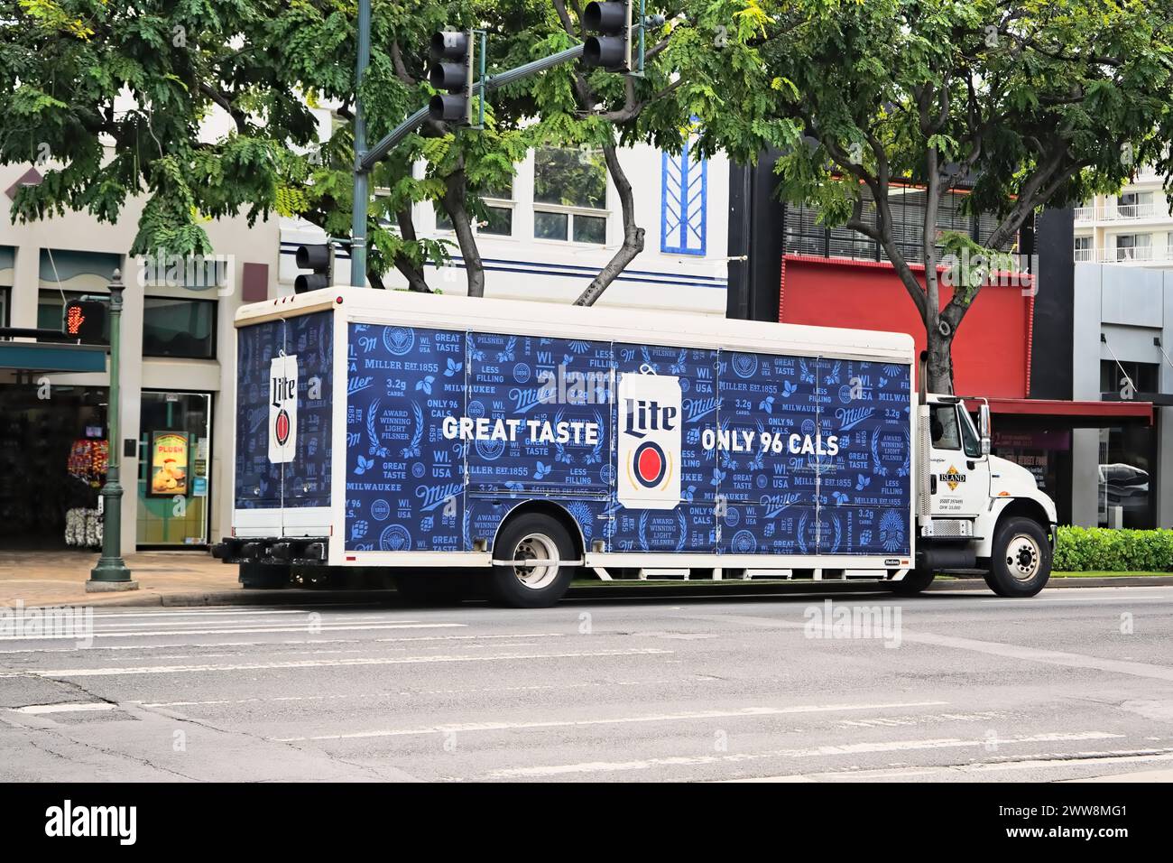 Honolulu, HI - 12 janvier 2024 : bière de marque Miller Lite, Molson Coors était propriétaire d'un camion de livraison Miller Brewing Company sur la rue de la ville stockant un magasin local. Banque D'Images