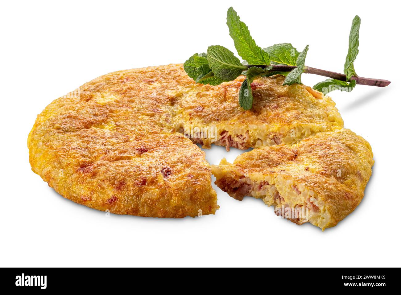 Omelette de riz au jambon et fromage avec tranche coupée et brin de menthe isolé sur blanc avec chemin de coupe inclus Banque D'Images