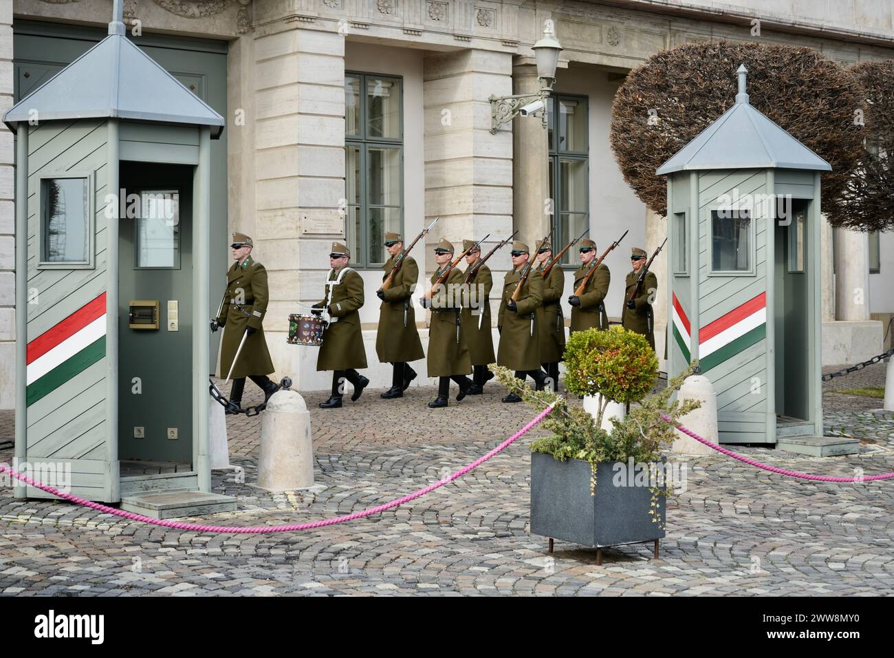 Soldats de la 32e Garde de Budapest et régiment cérémoniel en garde au Palais Sandor. Banque D'Images