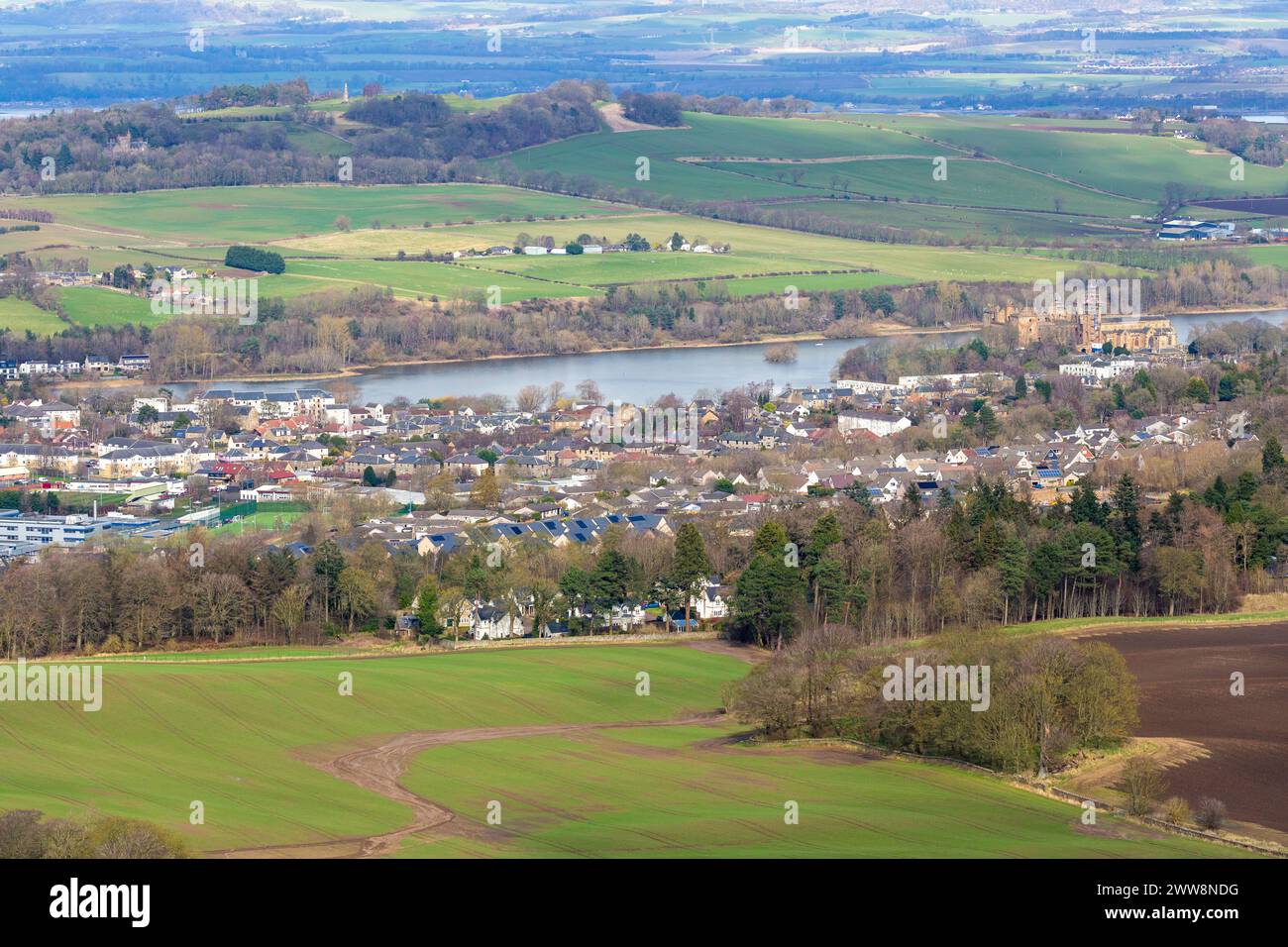 Linlithgow ville et palais vu du sommet de Cockleroy Hill Banque D'Images