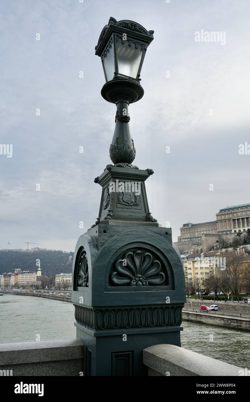 Lampe vintage en métal sur le pont des chaînes Széchenyi, ouvert en 1849. Banque D'Images