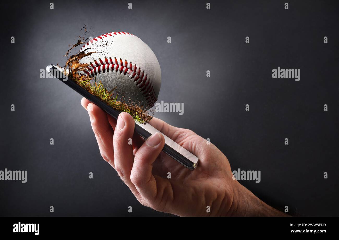 Concept de regarder le baseball en ligne avec la main tenant un téléphone portable avec balle et fond isolé gris foncé. Banque D'Images