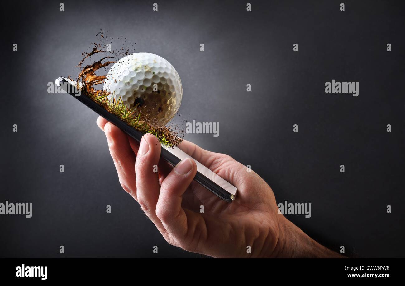Concept de regarder le golf en ligne avec la main tenant un téléphone portable avec balle et fond isolé gris foncé. Banque D'Images