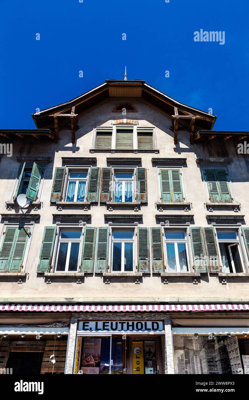 Extérieur d'une maison avec volets et façade de magasin E Leuthold, Meiringen, Suisse Banque D'Images