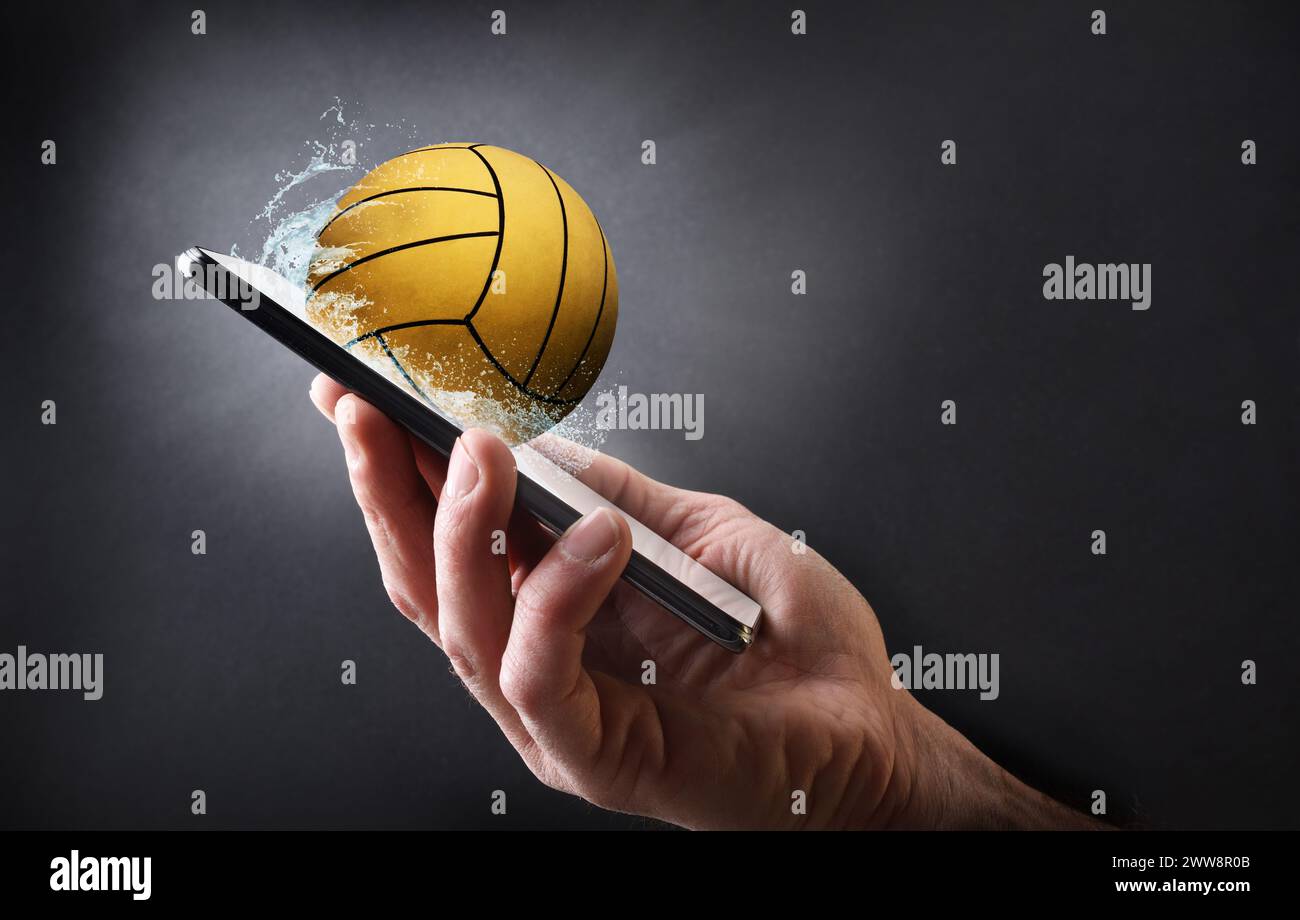 Concept de regarder water polo en ligne avec la main tenant un téléphone portable avec balle et fond isolé gris foncé. Banque D'Images