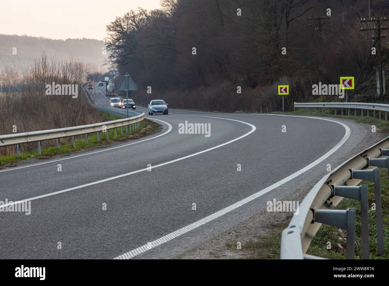 La route tourne à droite et puis à gauche avec la vue. Banque D'Images