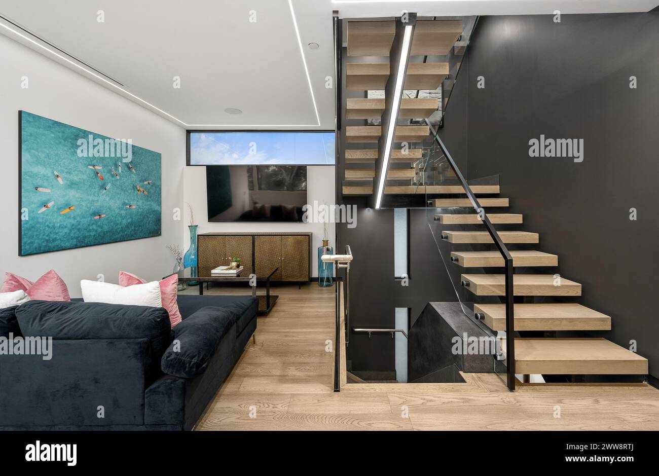 Un salon spacieux et bien éclairé avec une atmosphère propre et accueillante Banque D'Images