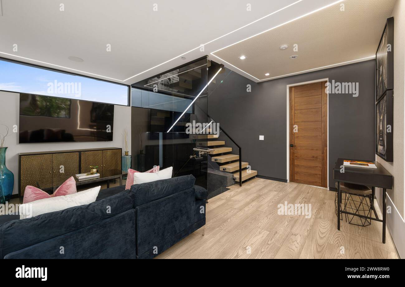 Un salon spacieux et bien éclairé avec une atmosphère propre et accueillante Banque D'Images