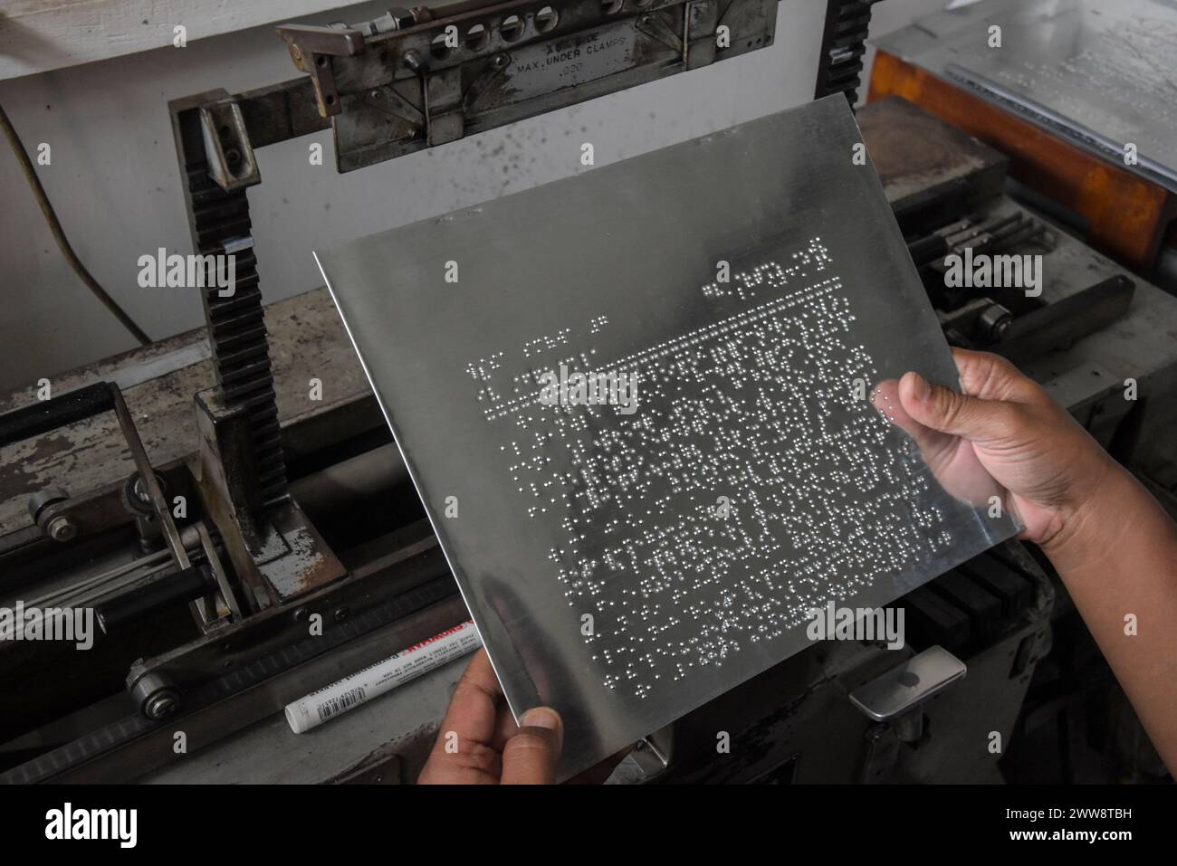 Bandung, Java occidental, Indonésie. 22 mars 2024. Un homme utilise une machine à écrire en braille pour faire des tirages du Coran braille à la Fondation Wyata Guna Penyantun, à Bandung. Cette machine à écrire, qui utilise une machine d'impression braille de marque Thomson de 1952 donnée par l'auteur américain Helen Keller, est utile pour l'impression de corans braille et est la seule encore en activité en Indonésie. Pendant le mois du Ramadan, la machine à imprimer est capable de produire 200 ensembles de corans braille. Crédit : ZUMA Press, Inc/Alamy Live News Banque D'Images