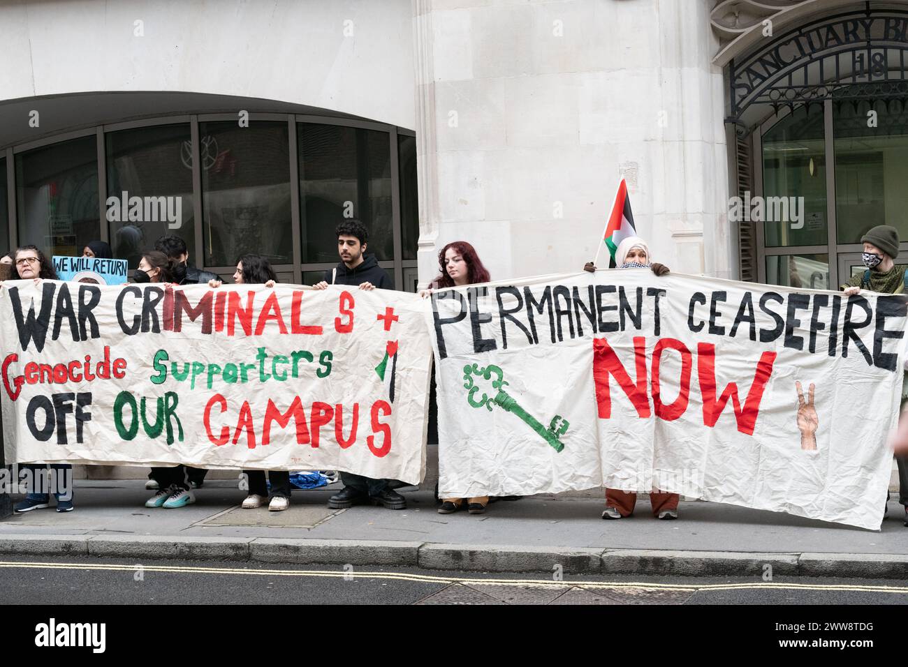 Londres, Royaume-Uni. 22 mars 2024. Des militants de London Student action for Palestine se rassemblent devant les bureaux du ministère de l'éducation à Great Smith Street en solidarité avec la population de Gaza. La coalition de groupes d'action étudiants de toutes les universités de Londres a appelé à la fin de la "répression" des étudiants et d'autres voix appelant à un cessez-le-feu et soutenant les droits des Palestiniens au sein des instituts d'éducation. Crédit : Ron Fassbender/Alamy Live News Banque D'Images