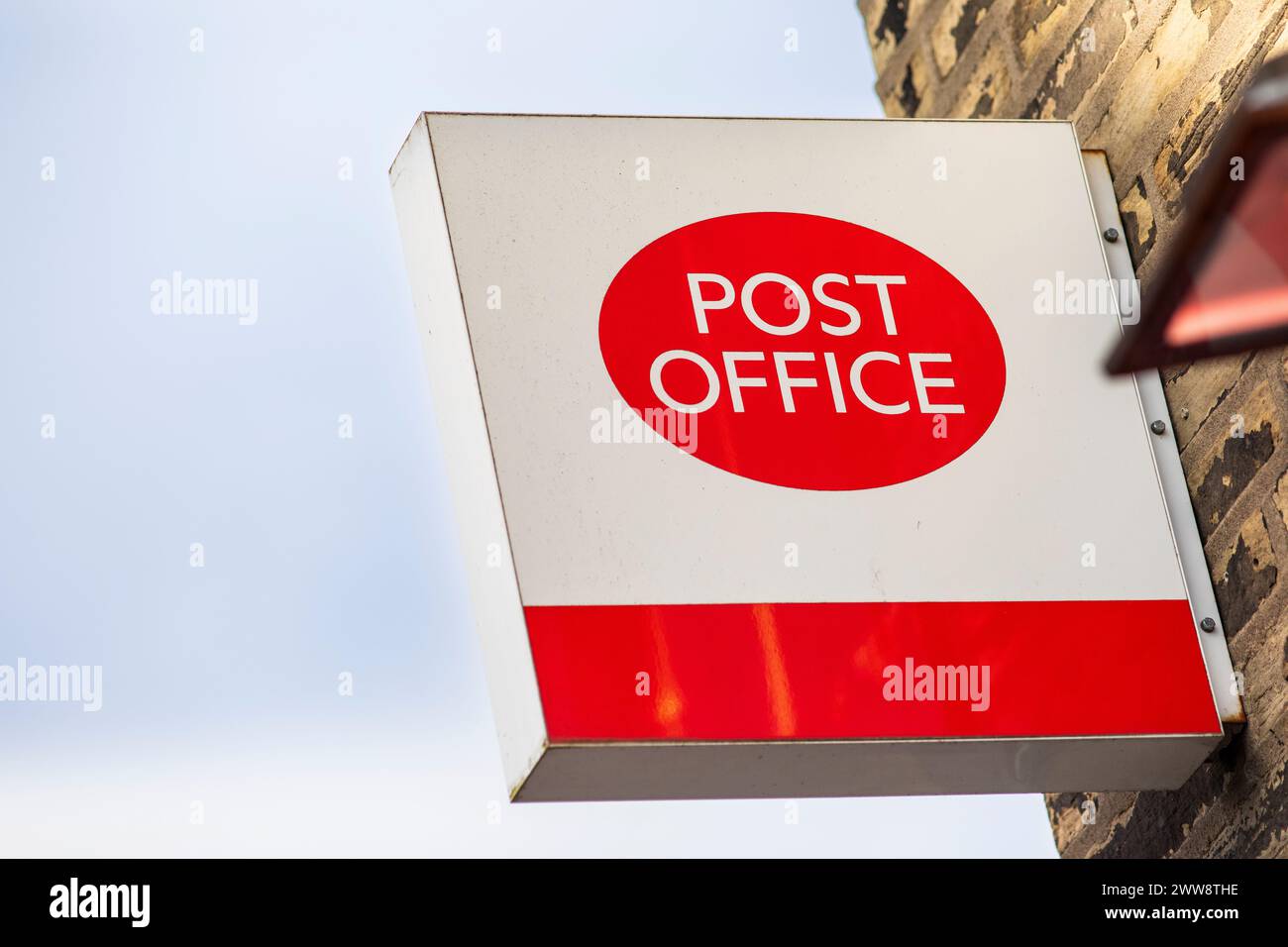 Boothtown Post Office, Boothtown, Halifax, Calderdale, West Yorkshire. Des centaines de personnes condamnées à tort dans le scandale des postes devraient voir leur nom effacé en vertu d'une nouvelle loi planifiée par le gouvernement. Entre 1999 et 2015, plus de 900 sous-maîtres de poste ont été poursuivis à tort en raison d'un logiciel défectueux. Des informations incorrectes fournies par un système informatique appelé Horizon, développé par la société japonaise Fujitsu, signifiaient que les sous-maîtres de poste et les maîtresses de poste étaient poursuivis pour vol d'argent. Beaucoup de ceux qui ont été condamnés sont allés en prison pour fausse comptabilité et vol. Banque D'Images