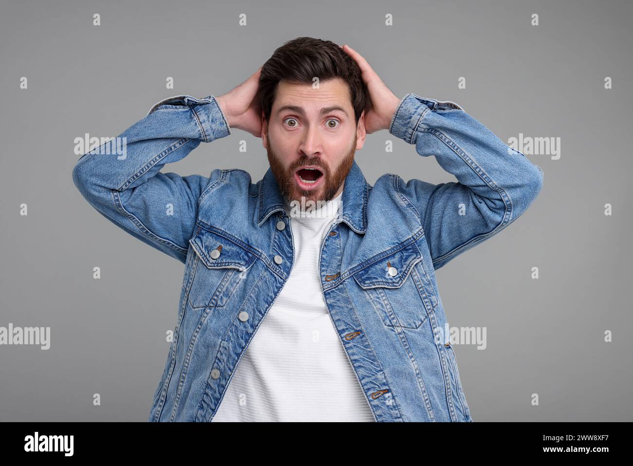 Portrait de l'homme surpris sur fond gris Banque D'Images