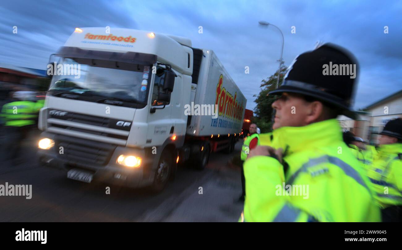 06/08/12 ..la police dirige un camion Farmfoods loin du centre de distribution de la société à Warrington... exigeant un prix plus élevé pour leur lait, leurs produits laitiers Banque D'Images