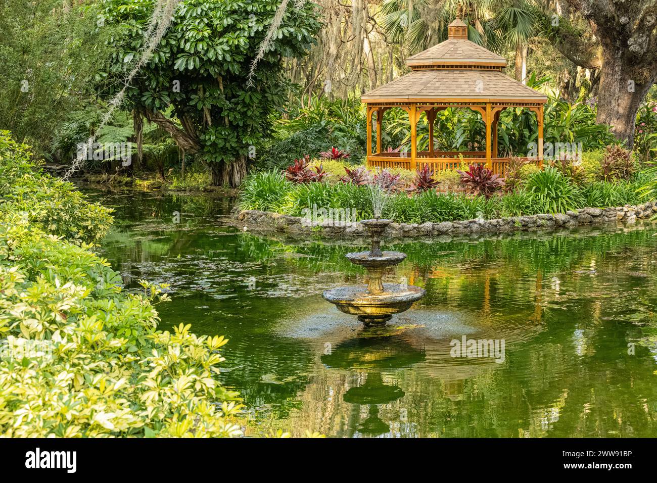 Gazebo et fontaine dans les magnifiques jardins formels du Washington Oaks Gardens State Park à Palm Coast, Floride. (ÉTATS-UNIS) Banque D'Images