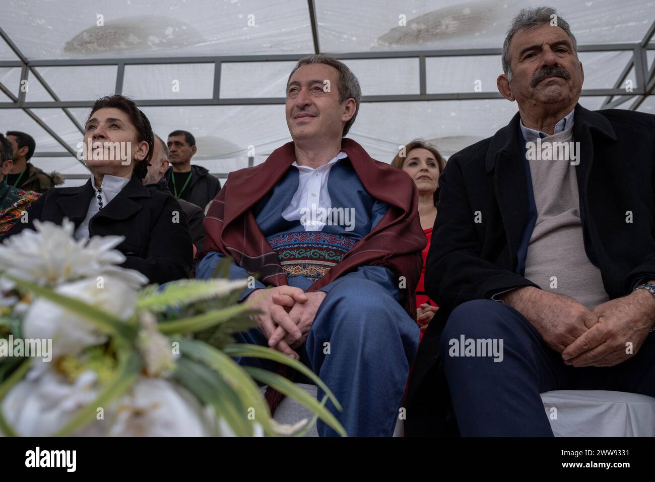 Diyarbakir, Turquie. 21 mars 2024. La politicienne kurde Leyla Zana (à gauche), le coprésident du parti DEM Tuncer Bakirhan (à droite) et le frère du leader du PKK Abdullah Ocalan (à droite) Mehmet Ocalan assistent à l'événement du programme Newroz. Des milliers de personnes se sont rassemblées à Diyarbakir et ont célébré Newroz, qui est considéré comme l'arrivée du printemps et la nouvelle année du calendrier persan. Ils ont rempli Newroz Park de drapeaux verts, rouges et jaunes et se sont amusés à chanter des chansons kurdes. (Photo de Bilal Seckin/SOPA images/SIPA USA) crédit : SIPA USA/Alamy Live News Banque D'Images