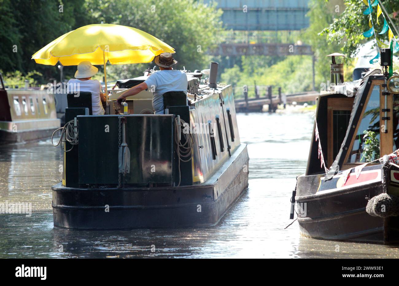 19/07/13 Un bateau étroit arrive pour le festival. Des centaines de bateaux étroits se rassemblent sur le Grand Union canal près de Cassiobury Park, Watford, pour le Banque D'Images