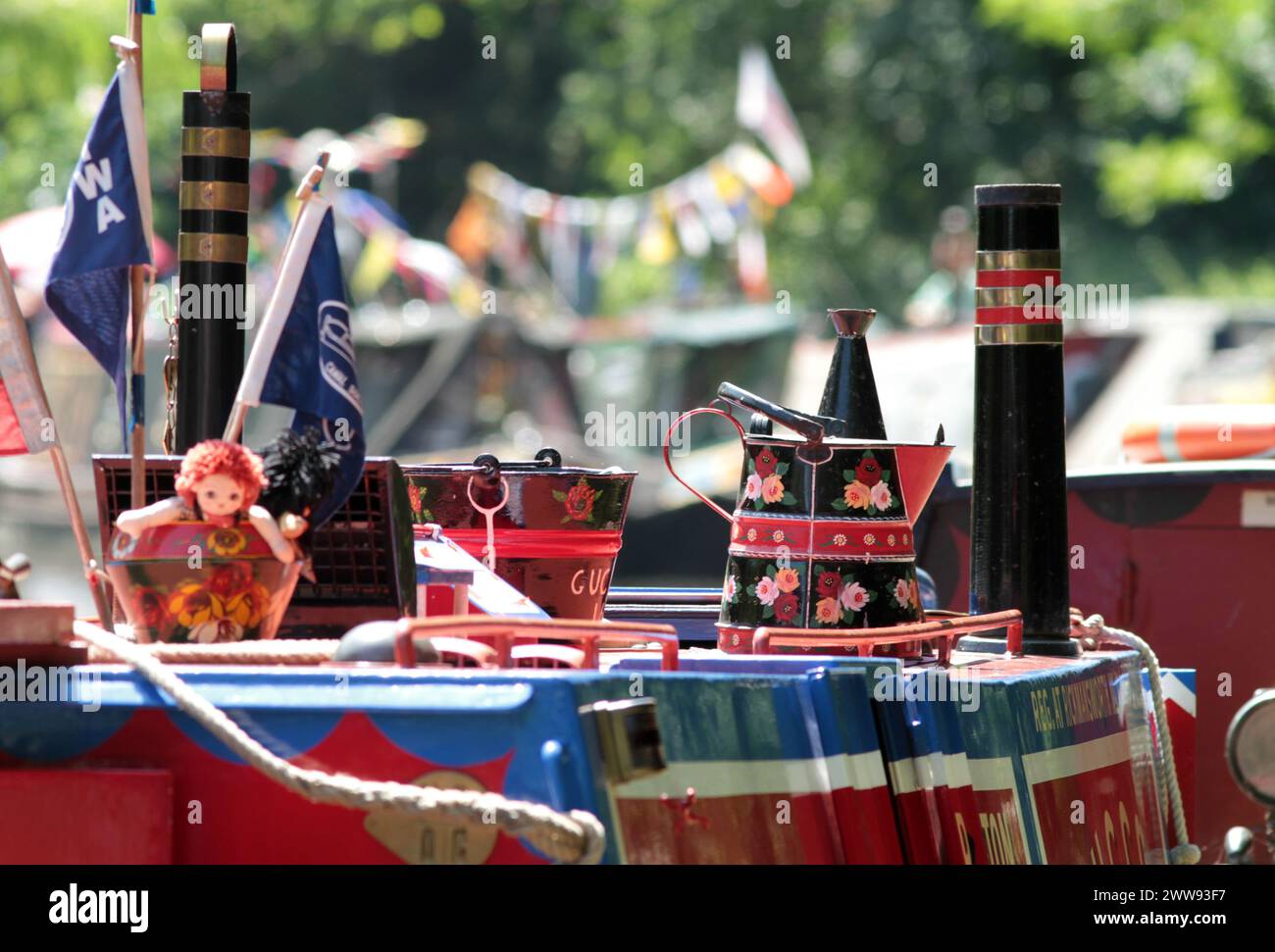 19/07/13 des centaines de bateaux étroits se rassemblent sur le Grand Union canal près de Cassiobury Park, Watford, pour le Waterways Festival 2013. Bateaux modernes a Banque D'Images