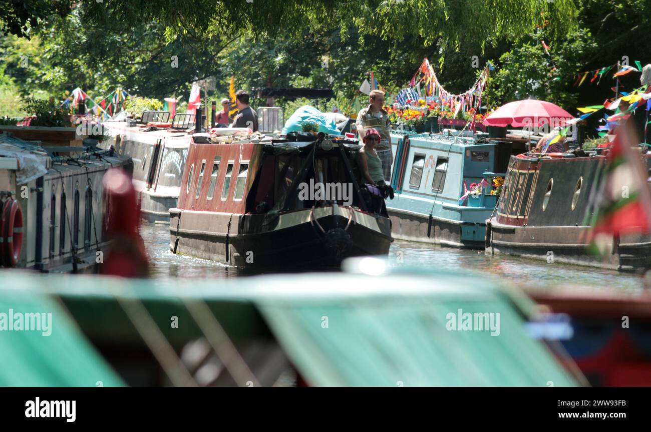 19/07/13 des centaines de bateaux étroits se rassemblent sur le Grand Union canal près de Cassiobury Park, Watford, pour le Waterways Festival 2013. Bateaux modernes a Banque D'Images