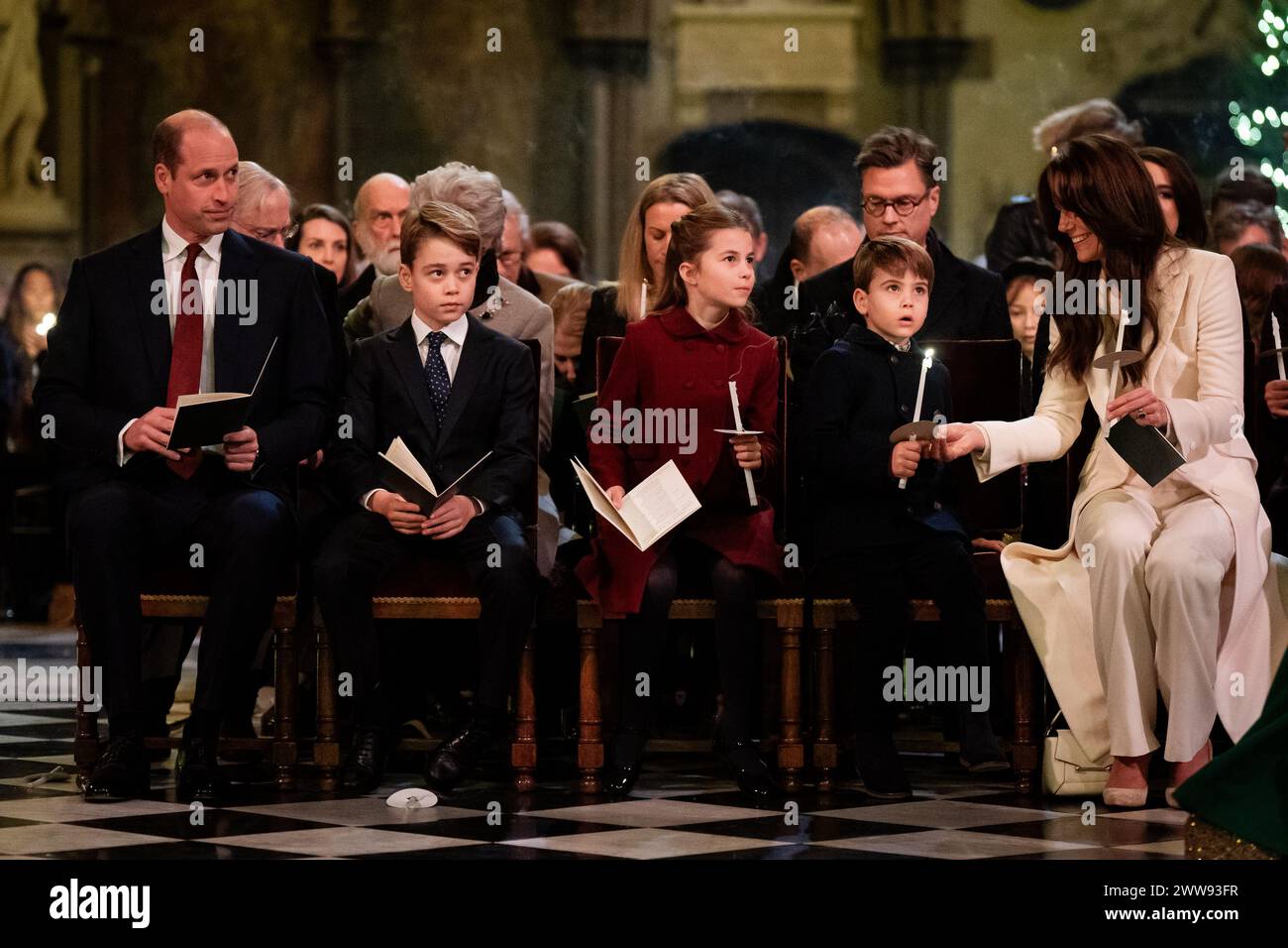 Photo du dossier datée du 08/12/23 du prince de Galles, du prince George, de la princesse Charlotte, du prince Louis et de la princesse de Galles lors des chants royaux - ensemble au service de Noël à l'abbaye de Westminster à Londres. La princesse de Galles a révélé qu'elle suivait un traitement chimiothérapeutique contre le cancer. Elle a annoncé la nouvelle dans un message préenregistré qui a été diffusé vendredi soir. Date d'émission : vendredi 22 mars 2024. Banque D'Images