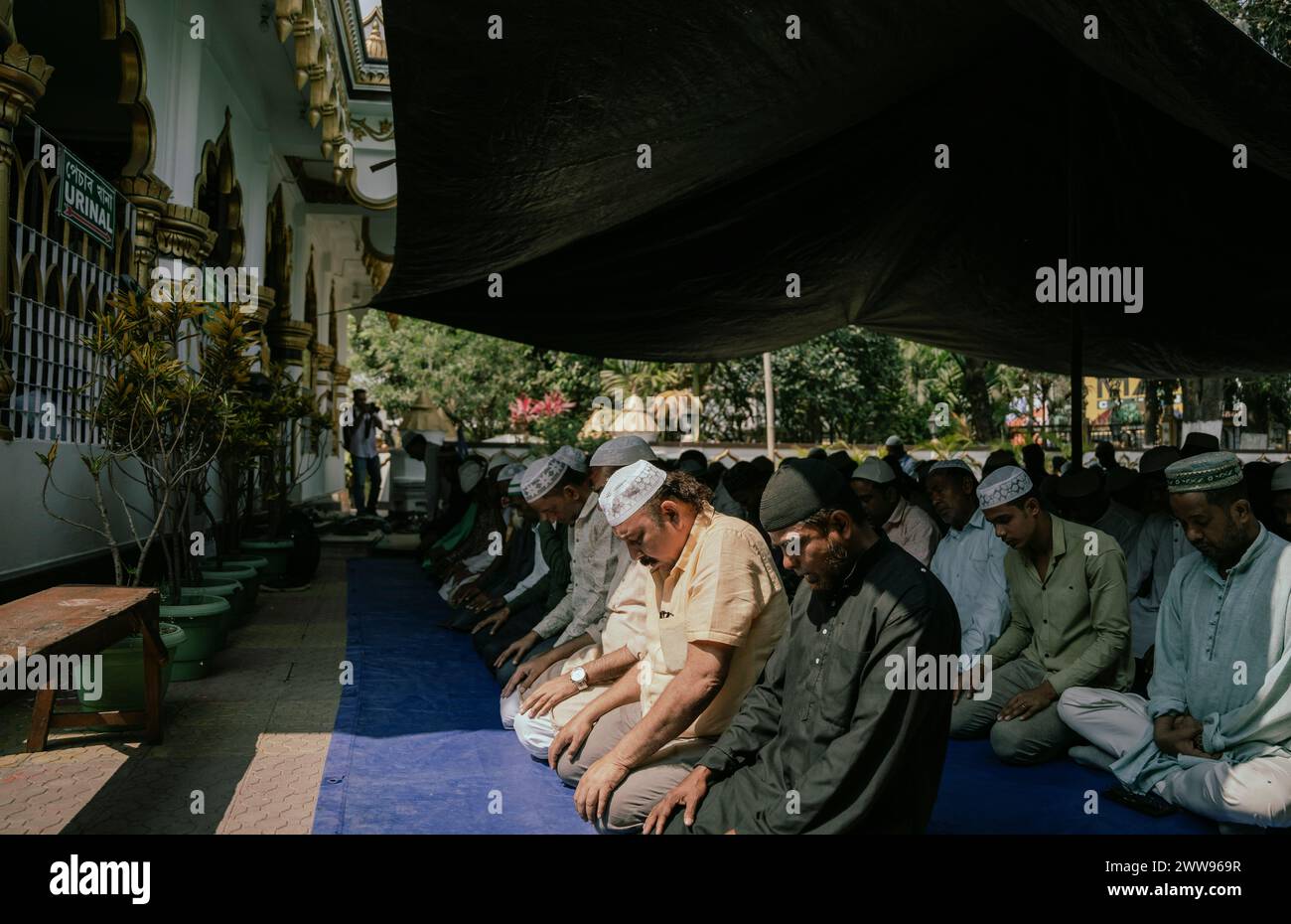 Guwahati, Assam, Inde. 22 mars 2024. Les dévots musulmans offrent les prières du vendredi pendant le mois sacré du Ramadan dans une mosquée, le 22 mars 2024 à Guwahati, Assam, Inde. Les prières du vendredi, également connues sous le nom de Salat al-Jumu'ah, sont une prière de congrégation (Salat) que les musulmans tiennent tous les vendredis, juste après midi, au lieu de la prière Zuhr. Crédit : David Talukdar/Alamy Live News Banque D'Images