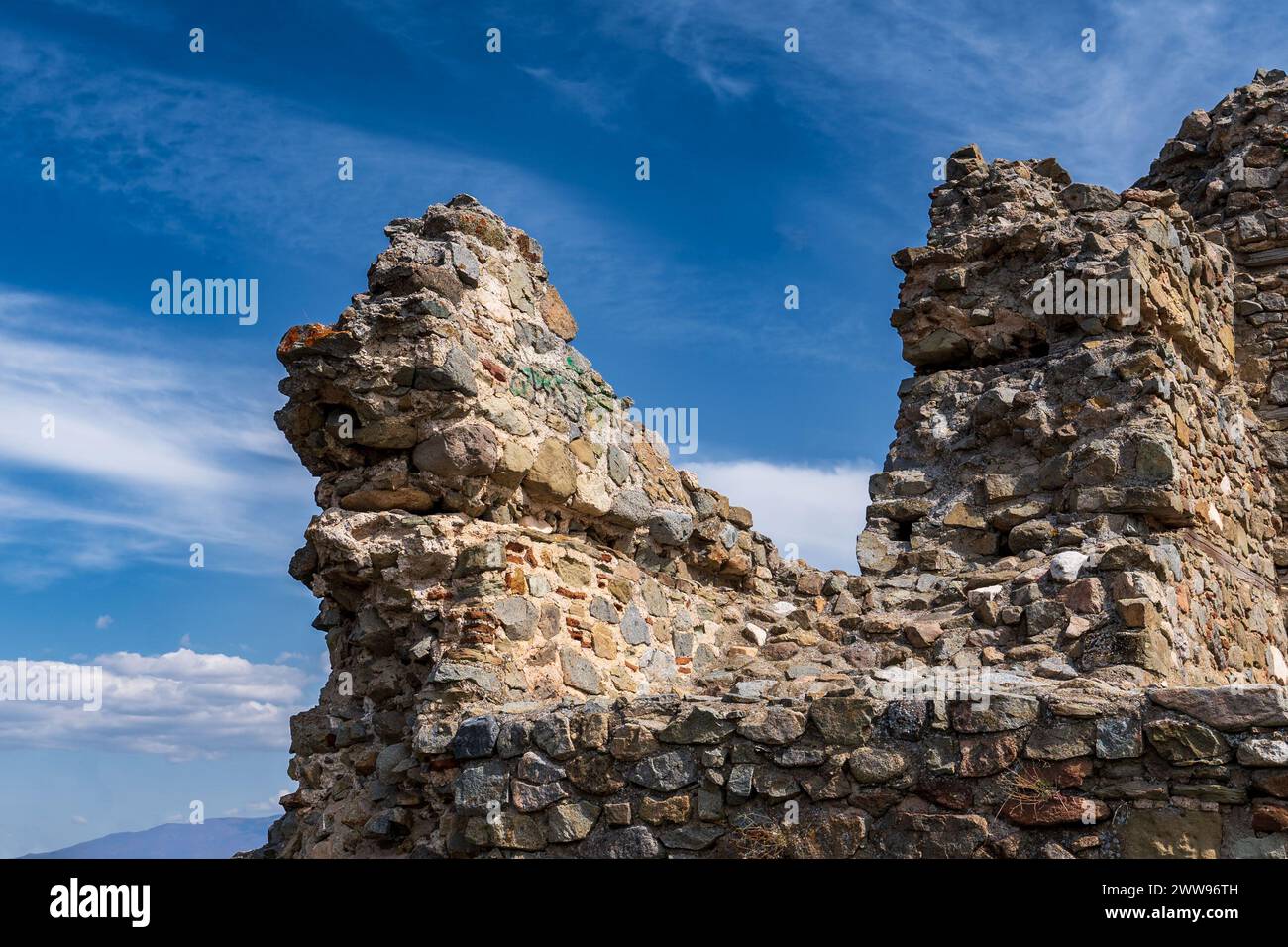 Échos de force. Une ruine de forteresse sous le ciel Azur. Isar Shtip Macédoine 2024 Banque D'Images