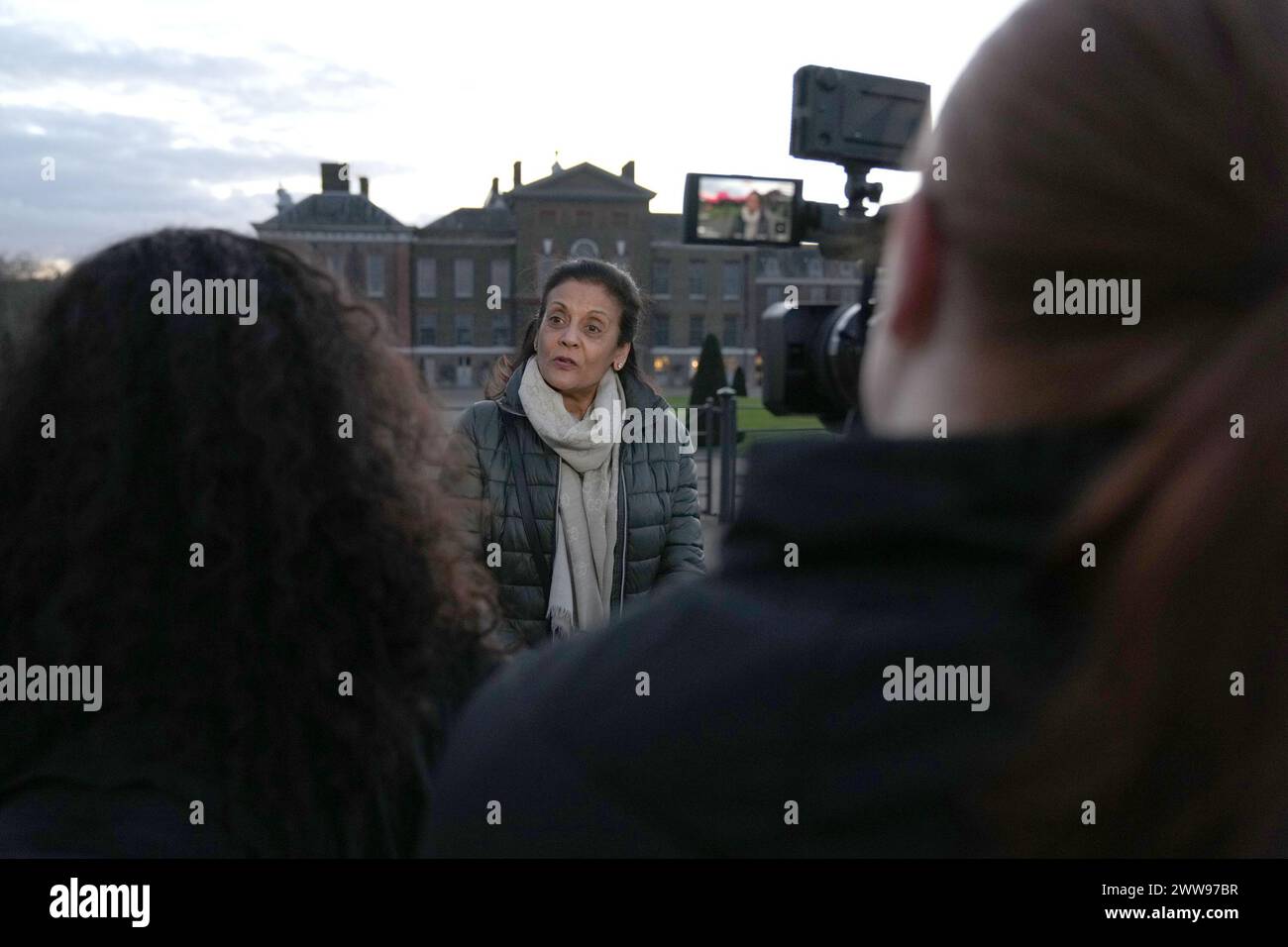 Une femme est interviewée par les médias devant le palais de Kensington, à Londres, suite à une annonce de la princesse de Galles, qui a révélé qu'elle suivait un traitement chimiothérapeutique contre le cancer. Elle a annoncé la nouvelle dans un message préenregistré qui a été diffusé vendredi soir. Date d'émission : vendredi 22 mars 2024. Banque D'Images