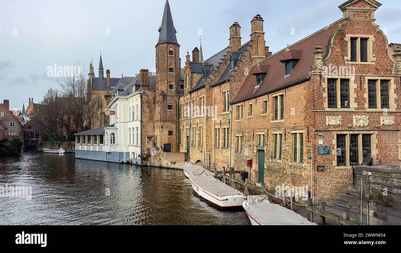 Beau canal et maisons traditionnelles dans la vieille ville de Bruges -Bruges-, Belgique. Photo de haute qualité Banque D'Images