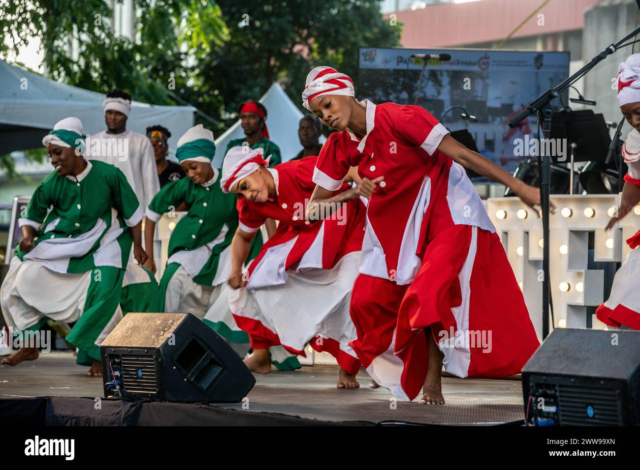 Danseurs traditionnels se produisant au festival mondial de la PAN Day à Port of Spain Trinité-et-Tobago Banque D'Images