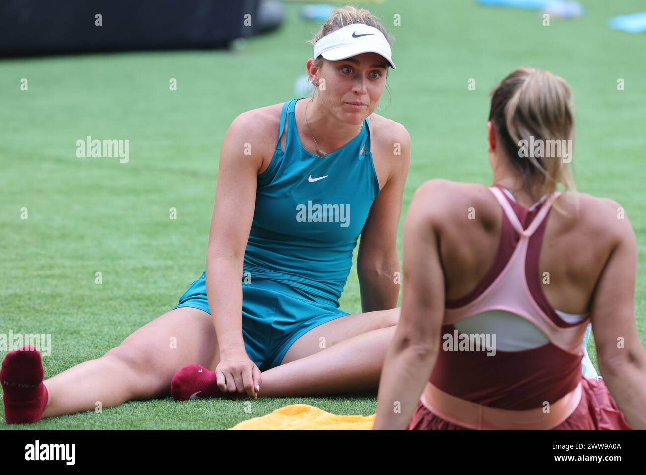 MIAMI GARDENS, FLORIDE - MARS 27 : la joueuse de tennis professionnelle biélorusse Aryna Sabalenka et la joueuse de tennis professionnelle espagnole Paula Badosa pendant le jour 7 de l'Open de Miami au Hard Rock Stadium le 27 mars 2022 à Miami Gardens, Floride. Personnes : Paula Badosa crédit : Storms Media Group/Alamy Live News Banque D'Images