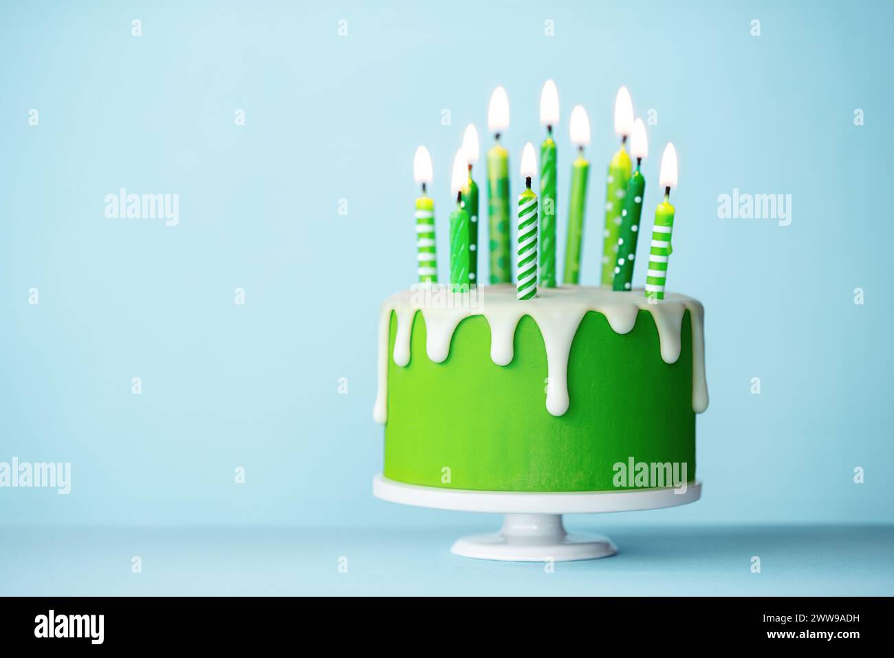 Gâteau d'anniversaire de célébration avec dix bougies d'anniversaire vertes Banque D'Images