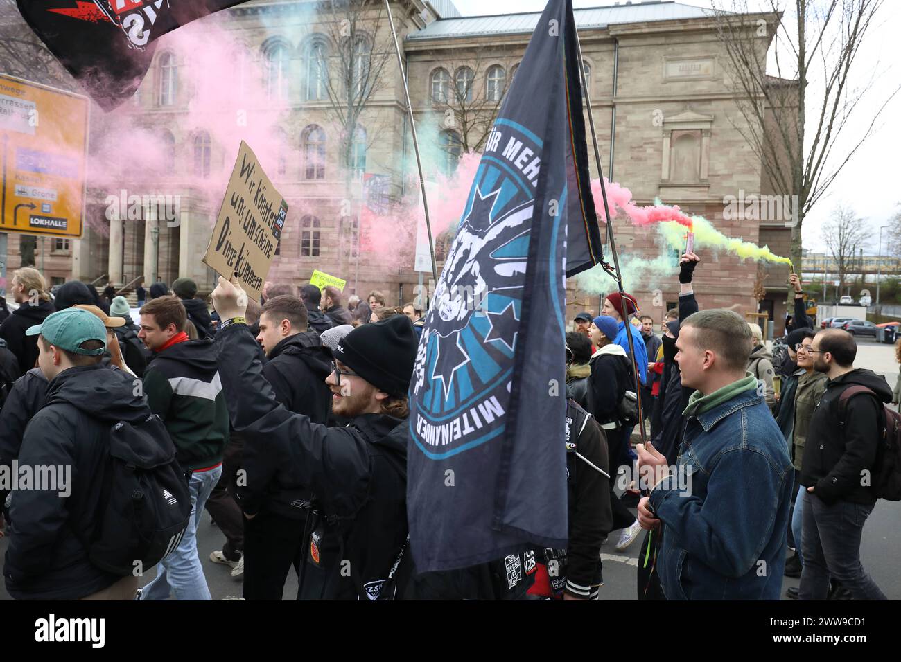 BGR - Bündnis GEGEN RECHTS - ZUSAMMEN GEGEN FASCHISMUS - Demo gegen Rechtsextremismus in Göttingen. DAS Bündnis gegen Rechts hatte zum zweiten mal zur démonstration aufgerufen, an der laut Polizeiangaben CA. 1,600 Personen teilgenommen haben - Gegen rechten Terror in Deutschland - Deutschland, GER, DEU, Allemagne, Göttingen, 16.03.2024 - Eine Vielzahl von Menschen demonstrieren in der Innenstadt von Göttingen gegen rechte Tendenzen in Deutschland. Hauptauslöser der zahlreichen Demonstrationen in ganz Deutschland gegen die AFD sind die Recherchen von CORRECTIV Recherchen für die Gesellschaft geme Banque D'Images