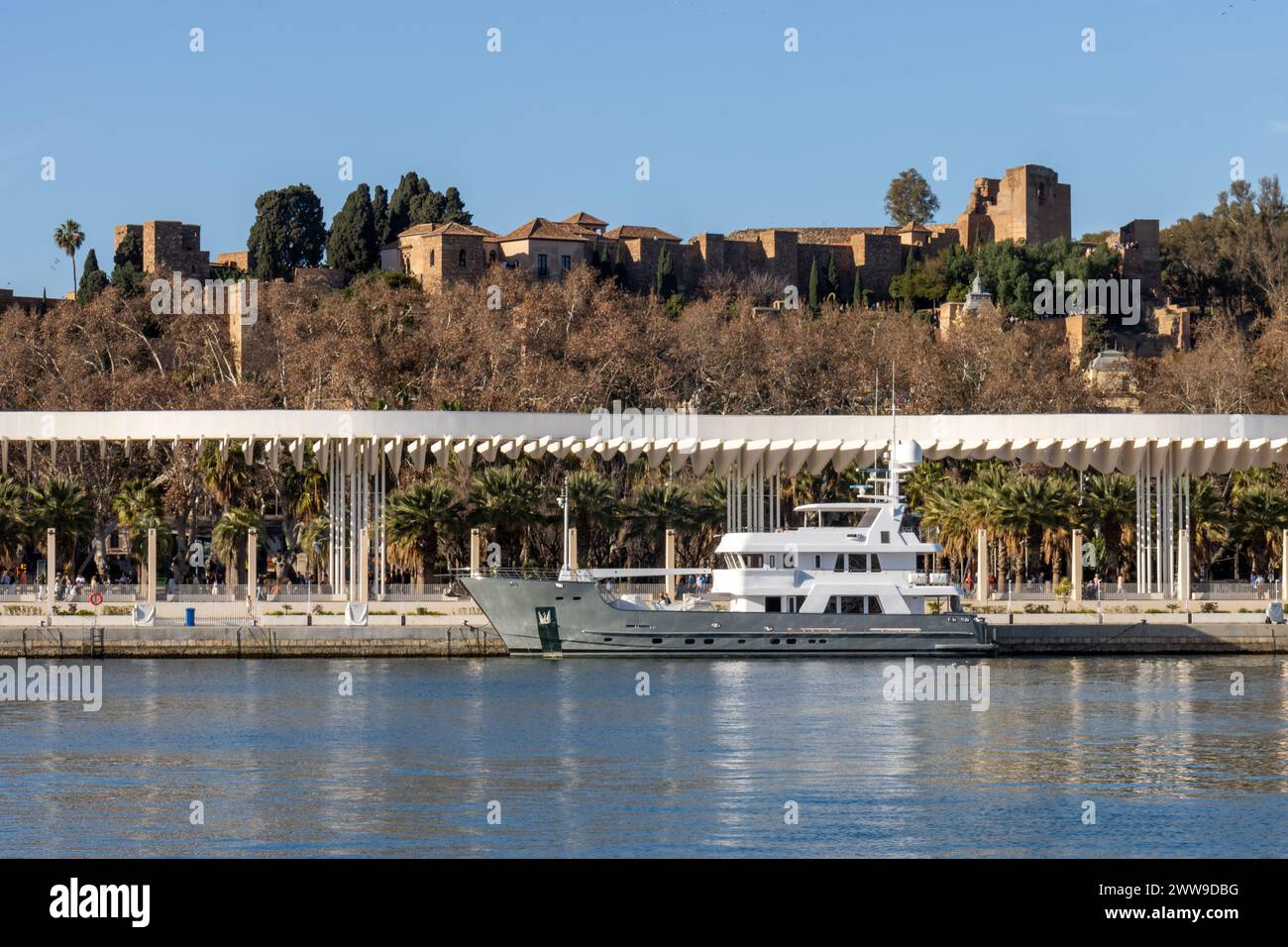 Vista desde el puerto y muelle 1 del Palmeral de las Sorpresas y la Alcazaba. Málaga, España Banque D'Images