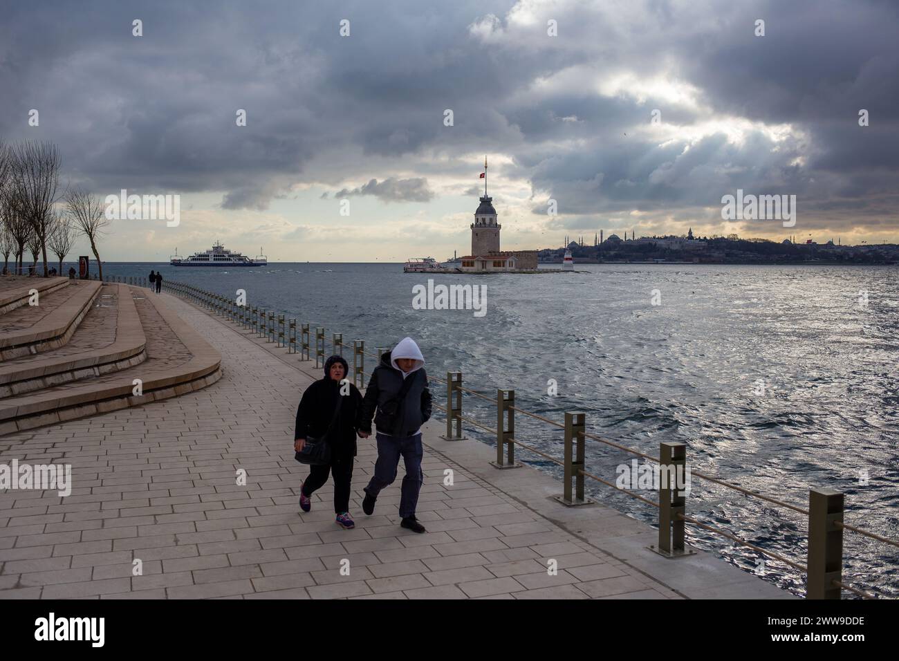 22 mars 2024 : Istanbul, Turquie, 22 mars 2024 : la pittoresque côte de Salacak, qui abrite l'emblématique Tour de la jeune fille, a été rajeunie sous la direction d'Ekrem Imamoglu, le maire d'Istanbul. Grâce aux efforts de la municipalité métropolitaine d'Istanbul, dirigée par Imamoglu, la côte nouvellement aménagée d'Uskudar Salacak, ornée de la présence de la Tour de la jeune fille, a été dévoilée au public. Crédit : ZUMA Press, Inc/Alamy Live News Banque D'Images