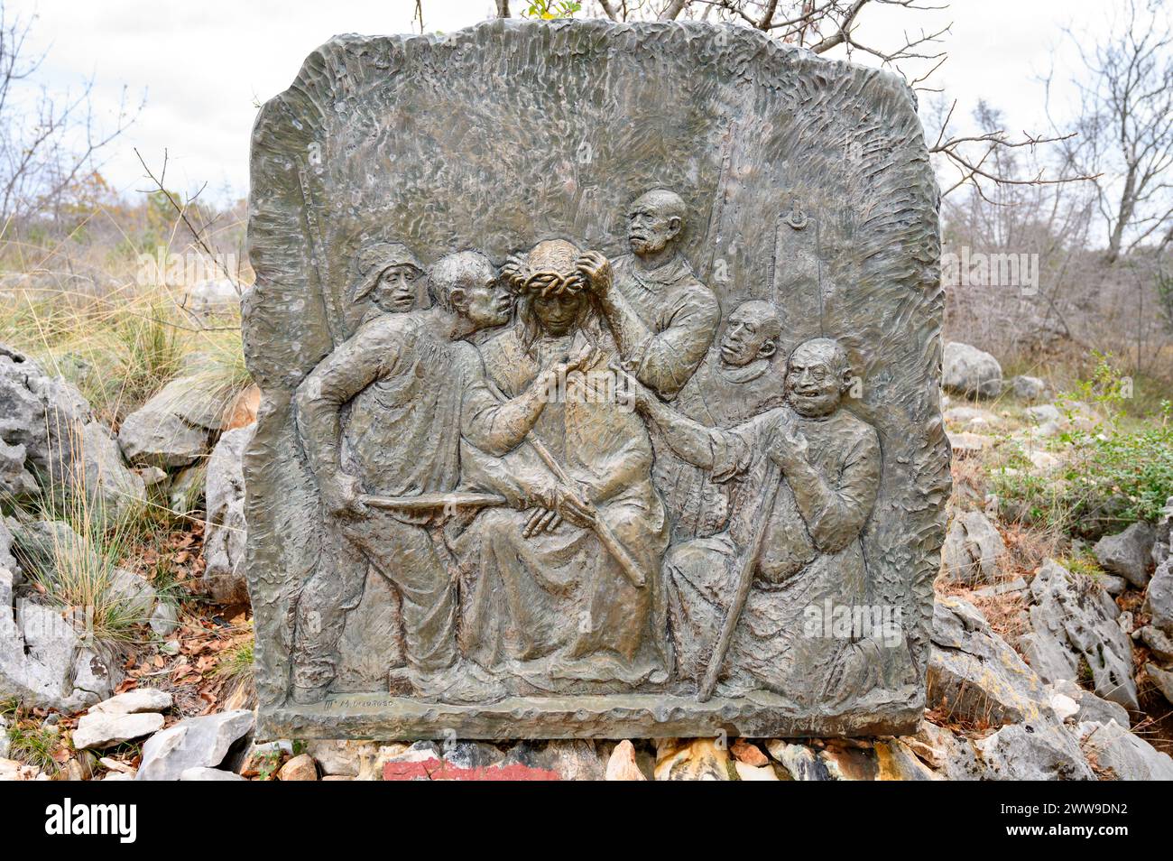 Le couronnement aux épines - troisième mystère douloureux du Rosaire. Sculpture en relief sur le mont Podbrdo (la colline des apparitions) à Medjugorje. Banque D'Images
