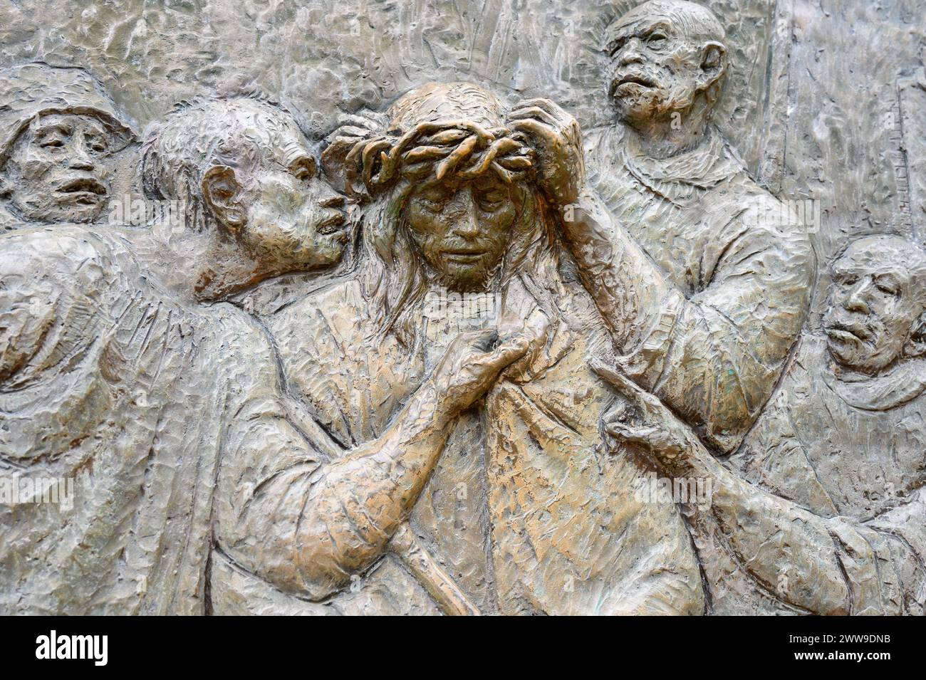 Le couronnement aux épines - troisième mystère douloureux du Rosaire. Sculpture en relief sur le mont Podbrdo (la colline des apparitions) à Medjugorje. Banque D'Images