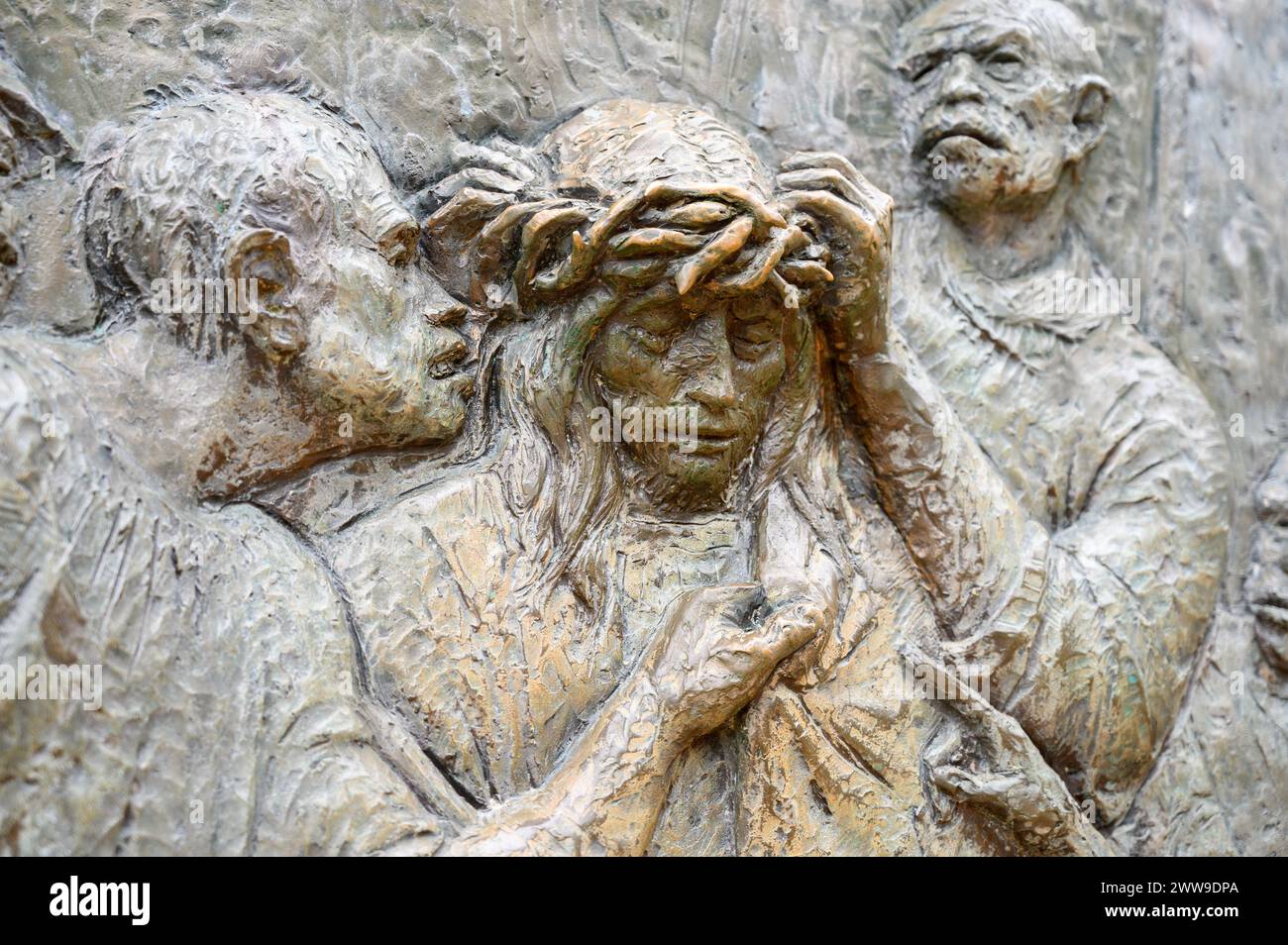 Le couronnement aux épines - troisième mystère douloureux du Rosaire. Sculpture en relief sur le mont Podbrdo (la colline des apparitions) à Medjugorje. Banque D'Images