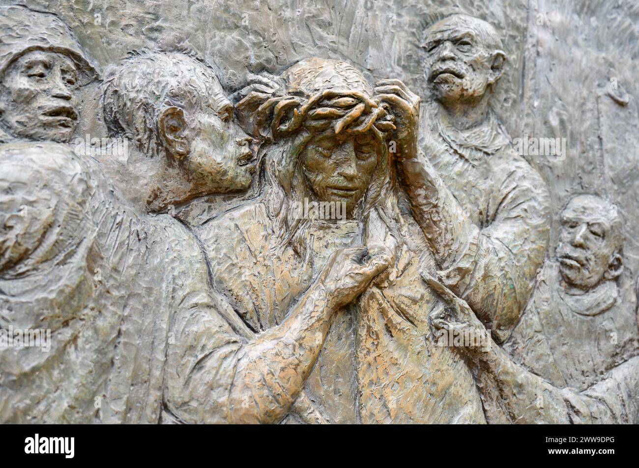 Le couronnement aux épines - troisième mystère douloureux du Rosaire. Sculpture en relief sur le mont Podbrdo (la colline des apparitions) à Medjugorje. Banque D'Images