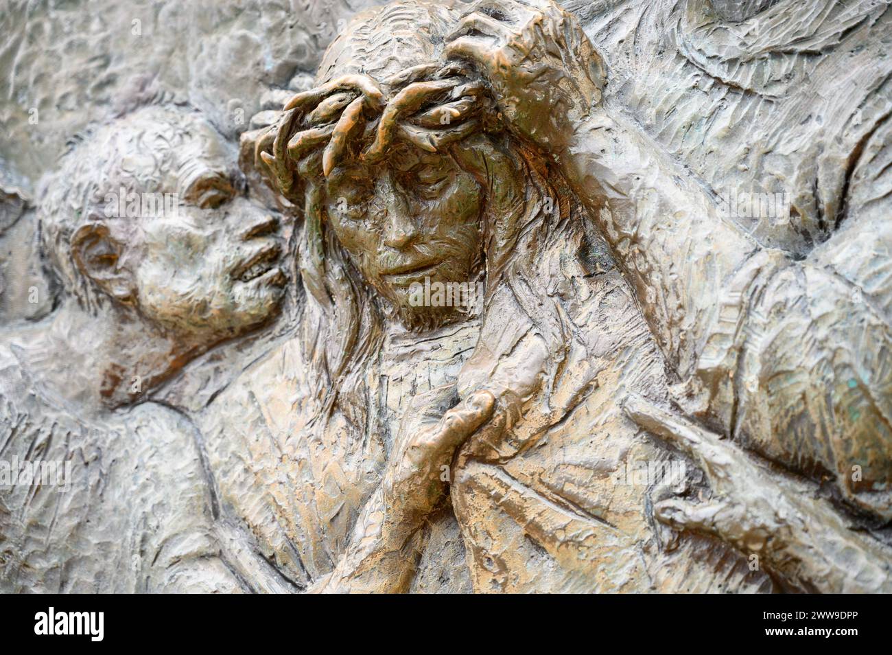 Le couronnement aux épines - troisième mystère douloureux du Rosaire. Sculpture en relief sur le mont Podbrdo (la colline des apparitions) à Medjugorje. Banque D'Images