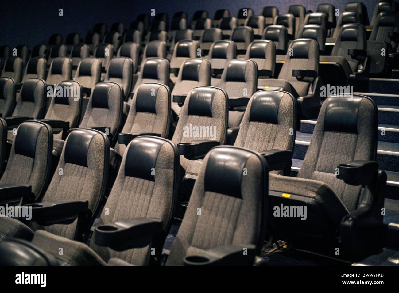 hall avec des chaises dans un cinéma avant de regarder un film, vacances en famille Banque D'Images