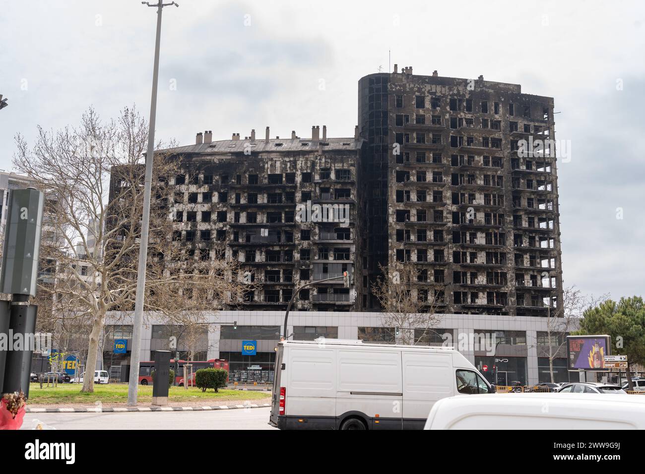 Valence, Espagne - 20 mars 2024 : vestiges de l'immeuble résidentiel de 14 étages dans le quartier Campanar de la ville de Valence qui a brûlé à l' Banque D'Images