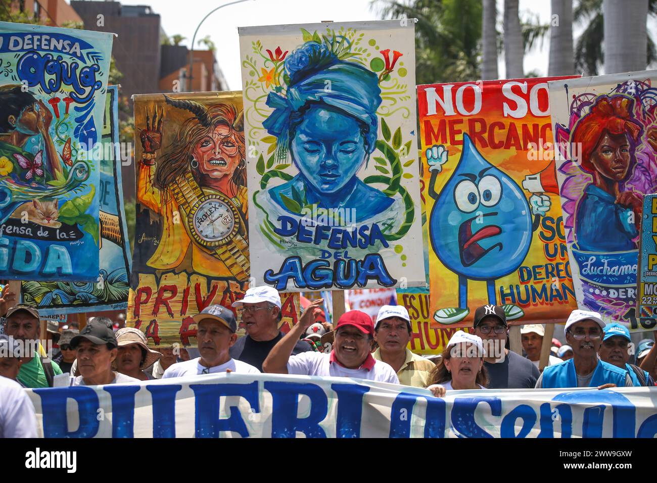 Lima, Pérou. 22 mars 2024. Les gens brandissent des pancartes pour «défendre l'eau» lors d'une manifestation contre la privatisation de l'approvisionnement en eau potable dans la capitale à l'occasion de la Journée mondiale de l'eau. Crédit : Gian Masko/dpa/Alamy Live News Banque D'Images