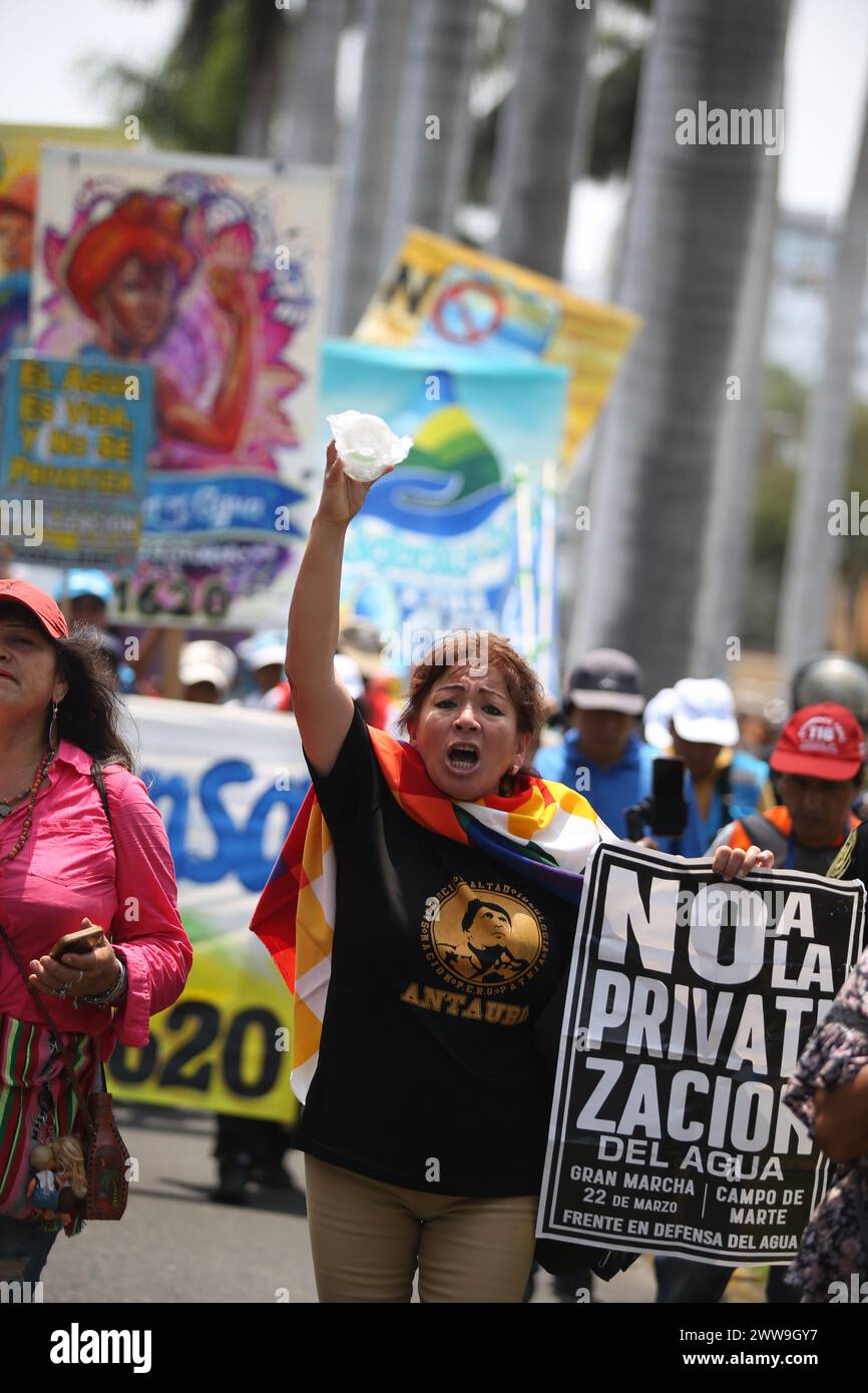 Lima, Pérou. 22 mars 2024. "Non à la privatisation de l'eau", peut-on lire sur la pancarte d'un manifestant lors d'une manifestation à l'occasion de la Journée mondiale de l'eau. Crédit : Gian Masko/dpa/Alamy Live News Banque D'Images